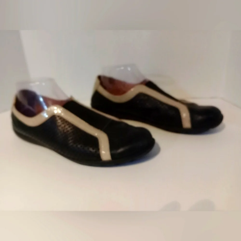 WONDERS ”MÁS AMOR POR FAVOR” PERFORATED LEATHER‎ FLATS Sz. 11 -11.5